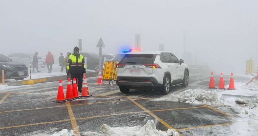 「警察小姐姐」一直盯著小編看。（圖／翻攝自臉書／「中橫路況交通資訊站」）