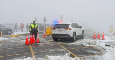 「警察小姐姐」一直盯著小編看。（圖／翻攝自臉書／「中橫路況交通資訊站」）