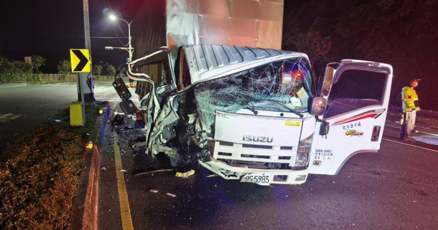 滿載衛生紙小貨車清晨失控衝對向。（圖 ／翻攝畫面）