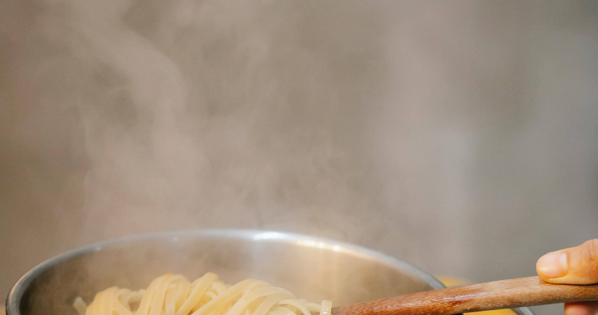 家事達人教一招煮麵時水不會滿出來的方法。（示意圖／Pexels）