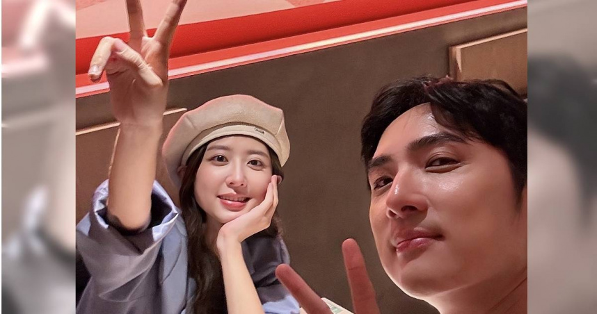 洪詩婚前協助照顧丈夫李運慶失智的父親，近日因其大伯發文感謝她「把屎把尿照顧失智公公」，意外引發熱議。（圖／翻攝自洪詩FB）