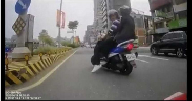 中年8+9攔車掏甩棍 對方是健身教練瞬間龜樣求饒