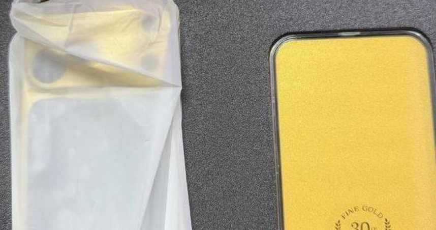 有網友實際分享，自己花近人民幣4萬元（約新台幣18萬元）購入30g規格的黃金手機殼。（圖／翻攝自微博）