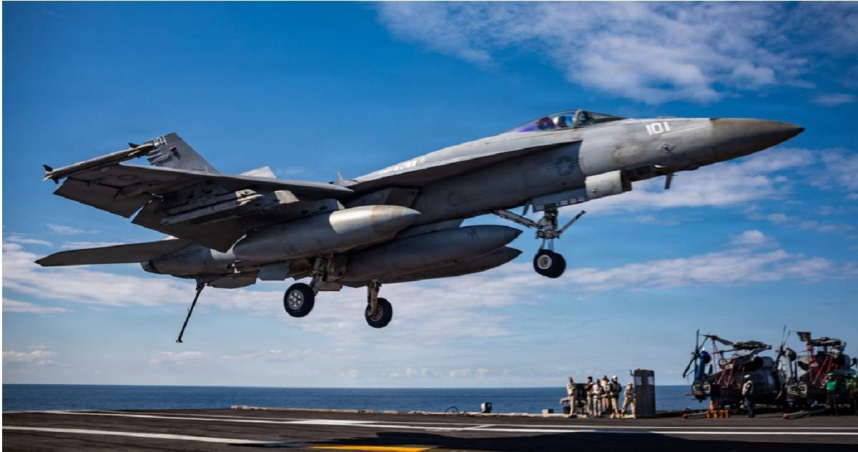 1架隸屬於第37戰鬥攻擊機中隊的F/A-18E「超級大黃蜂」戰機在執行「史詩怒火行動」。（圖／達志／美聯社）