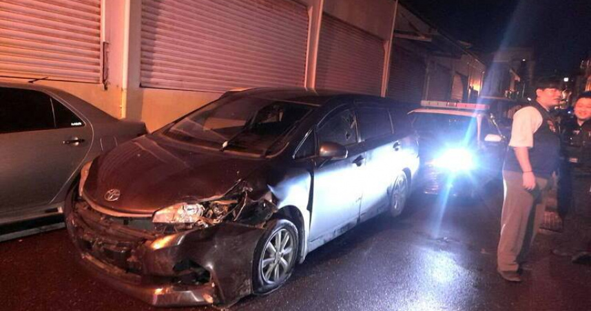 花蓮縣吉安鄉自強路15日晚間發生有無牌車拒檢衝撞，遭警方開槍制止案件。(圖／翻攝畫面)