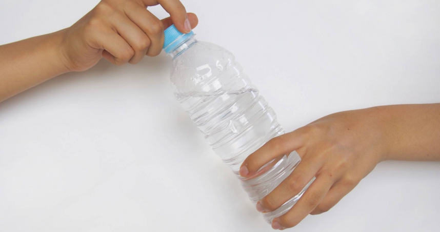 曾建銘指出，有研究顯示，一瓶500毫升的瓶裝水，可能釋放高達10萬顆的微塑膠與奈米塑膠。（示意圖／photoAC）