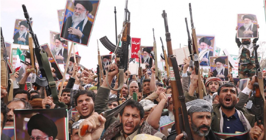 胡塞武裝的支持者們高舉已故伊朗最高領袖哈米尼的畫像，並高喊反對以色列和美國的口號。（圖／達志／美聯社）