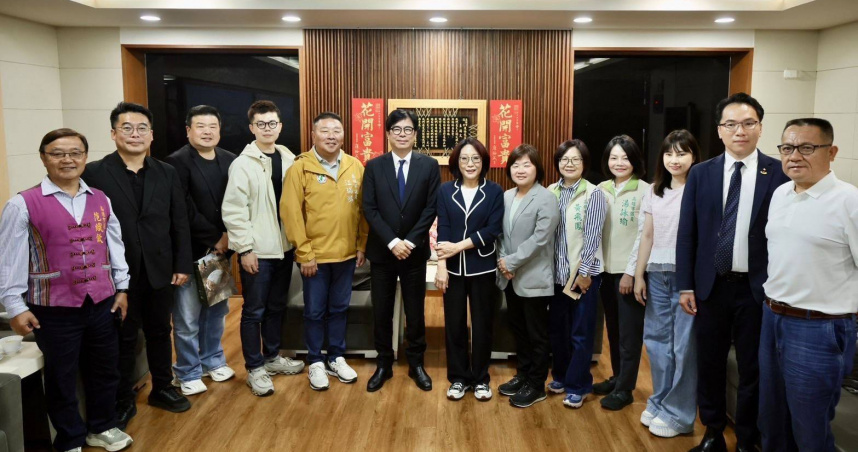 高雄市長陳其邁率市府團隊出席議會定期大會開幕，與議會各黨團交流市政議題。（圖／高雄市政府提供）