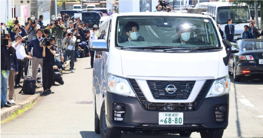 1輛載著安達優季的廂型車，從京都府南丹市南丹警察署出發，前往京都市京都地方檢察廳。（圖／達志／美聯社）