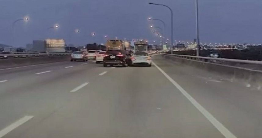 台74線驚傳警匪追逐！白色賓士遭「猛撞車尾」逼停　驚險畫面曝光