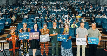 《飛吧！熊鷹》導演梁皆得（左五）與學者孫元勳（右二）、工藝師鍾金男（右一）、緯創人文基金會執行長周文玲（左三）、部落傳統領袖沈文伶（右三）與家人們出席本片的世界首映會。（圖／采昌提供）
