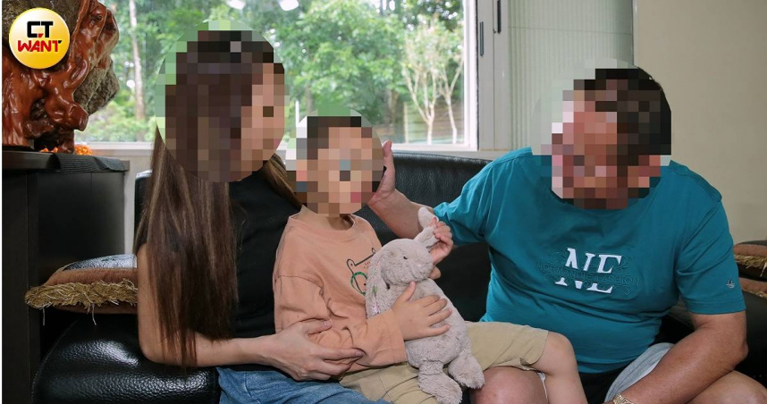 6歲男童小樂（化名）出生數月後便由周氏夫妻照顧，一家三口建立深厚情感。（圖／周志龍攝）