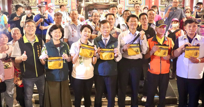 國民黨台南市長參選人謝龍介、民進黨台南市長參選人陳亭妃同台。（圖／翻攝自中嘉寬頻臉書）
