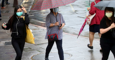 滯留鋒面、西南氣流影響!暴雨襲全台 今明停班停課一覽表