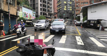 外送員貪快撞警車 友人幫發文討拍「外送很低階嗎?」遭打臉