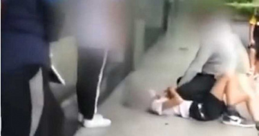 不爽女兒被把走!瘋狂老爸揪出小男友 「持刀掐喉」壓制倒地