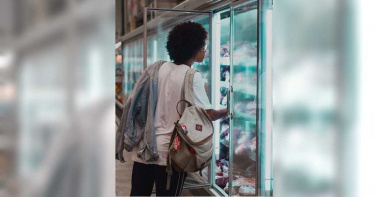 女子到超市買冷凍雞塊「摸到人類糞便」 店員竟嘲笑:真令人作嘔