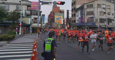 台南古都馬拉松警民口角 警回嗆「你們選出的市長辦的,誰叫你選他」!