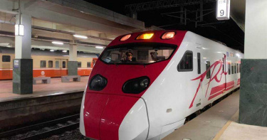 首班發車!南迴電氣化台東開跑 鐵道迷搶拍照