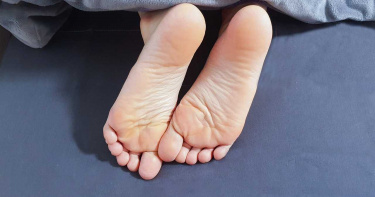 接吻到一半忍不住!「女友腳底板」拿起狂噴酒精 她愣住「你有病啊」氣炸走人