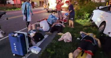 1名男子駕車疑太過疲勞，失控撞上護欄，造成車內4人受傷，經送醫後已無大礙。（圖／翻攝畫面）