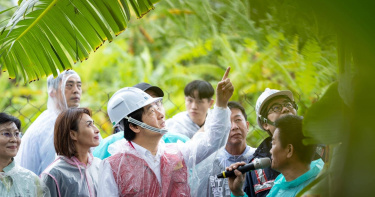 陳冠安表示，賴清德到高雄美濃勘災，聲稱當年2009年莫拉克颱風淹一層樓，這次凱米颱風只淹30公分，據此認為治水有成。（圖／翻攝賴清德臉書）