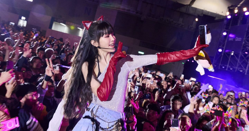 50歲的「電音女神」謝金燕（姐姐）以凍齡美貌和火辣身材吸引網友注意。（圖／翻攝自謝金燕臉書）