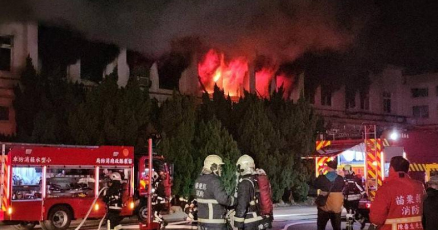 苗栗科技公司發生火警，2樓會議室及實驗室陷入火海，所幸無人受困傷亡。 （圖／翻攝畫面）