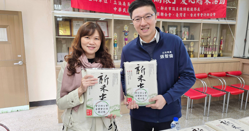 年關將近，國民黨立委張智倫（右）拋磚引玉，聯合部分會計師團體做公益。左為興南國小校長曾長麗。（圖／翻攝自張智倫辦公室新聞群組）