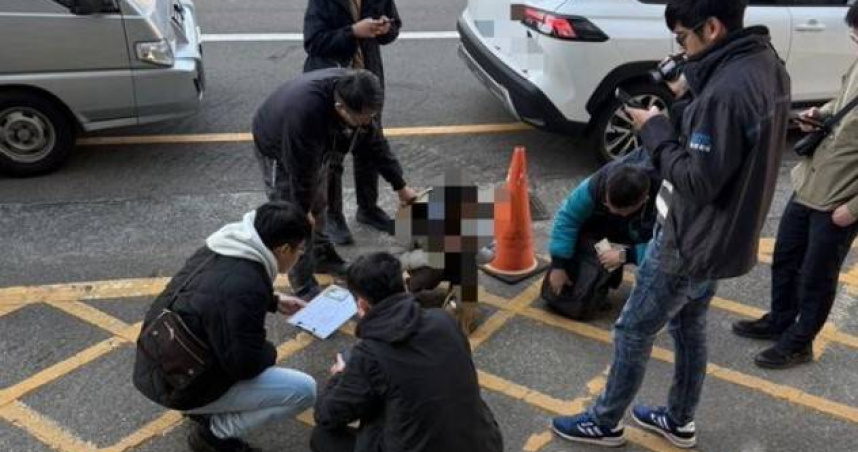 苗栗1名女子誤信假投資損失300餘萬元，警方設局假意配合面交，當場逮獲女車手送辦。（圖／翻攝畫面）