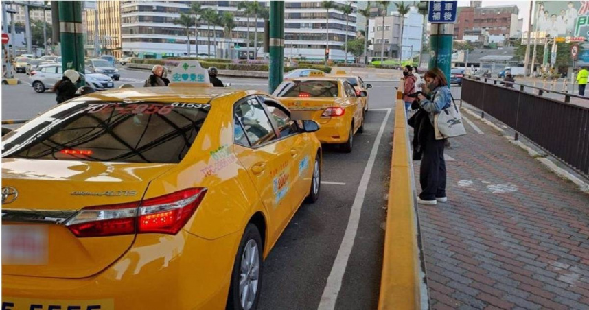 台南市政府交通局公布春節計程車運價指出，2025年春節計程車加成期間自1月24日（五）凌晨零點起至2月2日（日）夜間12點止，將依原運價再加收50元，此費率也與高雄市同步。（交通局提供／洪榮志台南傳真）