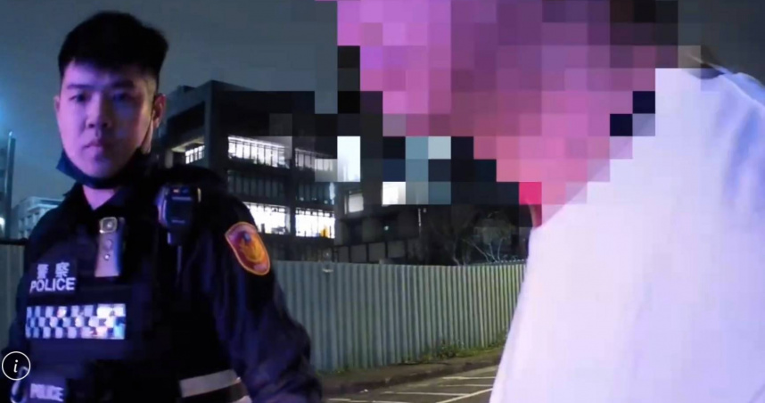 北市一名陳姓男子日前開窗抽菸飄出K味，警方還意外再發現其持有改造槍枝。（圖／翻攝畫面）