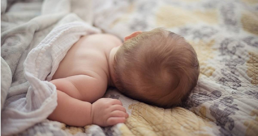 美國喬治亞州一名32歲媽媽因天氣寒冷，竟突發奇想「用吹風機」幫一個多月大的寶寶取暖，怎料過程中她卻睡著，醒來後才發現，兒子已被活活燙死。（示意圖／擷取自TPG達志影像）