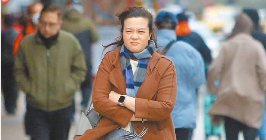 中央氣象署8日持續針對全台21縣市發布低溫特報，台北市街頭民眾穿上保暖衣物禦寒。（圖／中國時報趙雙傑攝）