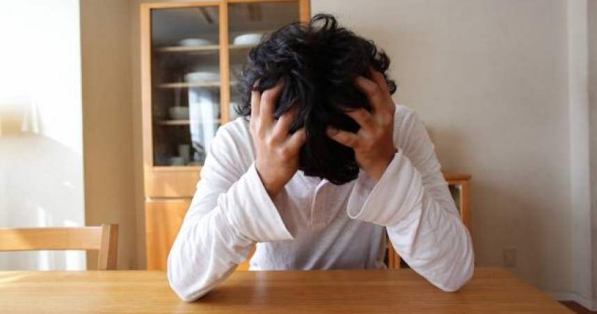 醫師示警，平常看似最能撐、最穩的「厲害的人」，反而是健康拉警報的高風險群。（示意圖／翻攝自photoAC）