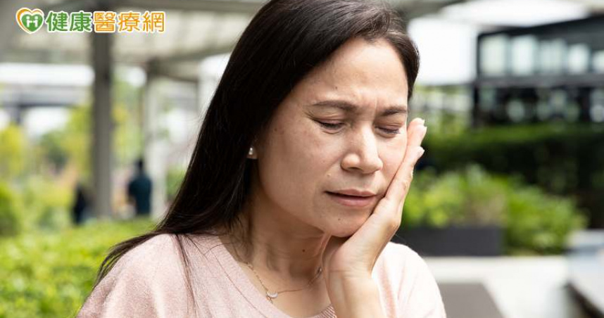 牙縫變大狂卡食物？醫：是「牙周病」警訊！可影響全身健康勿輕忽
