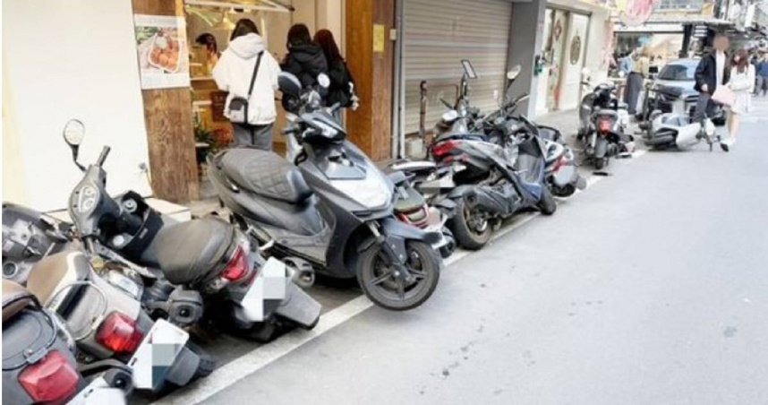 17歲少年偷開父親計程車外出，疑閃車不慎撞毀停放的14輛機車後逃逸。（圖／翻攝畫面）