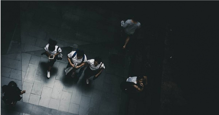 台南一名13歲國中生日前在家時突痙攣抽搐，緊急送醫仍不治身亡，家屬懷疑孩子是在校遭到「餵毒霸凌」才釀成悲劇。（示意圖／擷取自pexels）