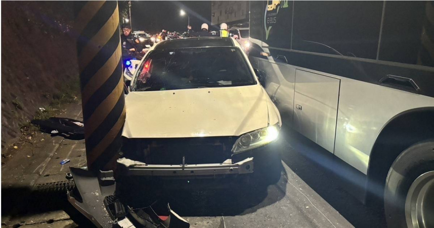 毒駕上路拒檢逃逸自撞電桿，警方車內搜出毒證依法送辦。（圖／翻攝畫面）