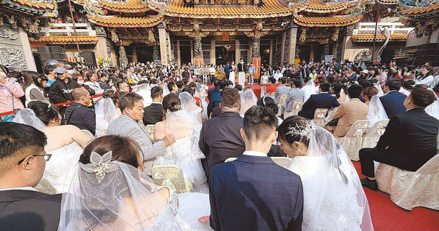 大甲鎮瀾宮8日在廟前廣場舉辦2025集團婚禮，共有60對新人登記參加。（圖／中國時報寶智華攝）