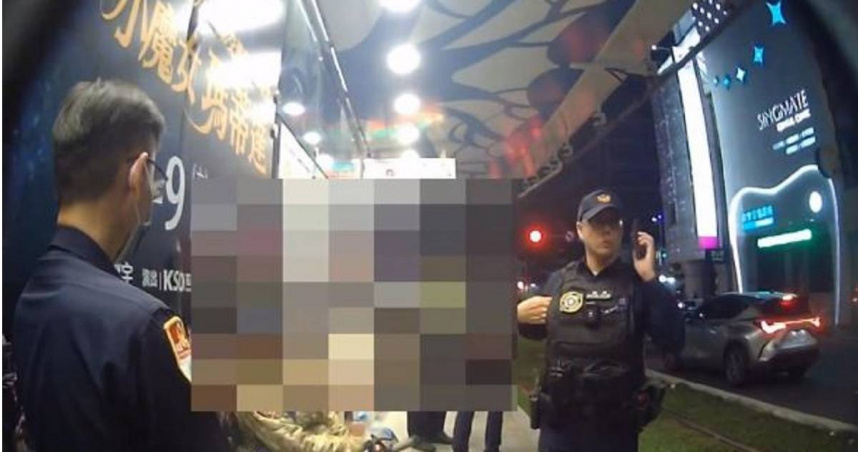 崔男搭輕軌因未收折折疊式自行車被提醒，竟不滿向保全怒罵還揮舞球桿。（圖／翻攝畫面）