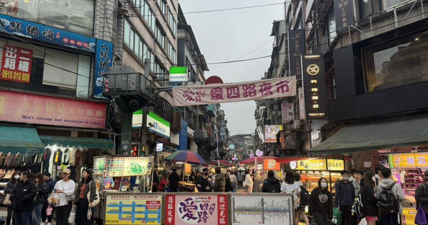 基隆市政府17日起將進行愛四路夜市騎樓整平施工，預計 31日完工，其中仁二路至仁三路路段的攤商將配合工程休市15天。（圖／中國時報記者徐佑昇攝）