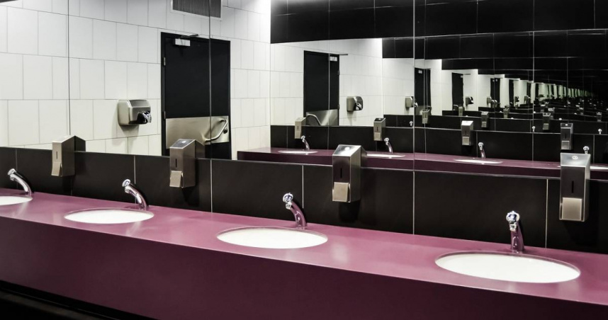 男廁裡的一面「雙向鏡子」近日在社群媒體上引發討論，不少人看完後直呼「太噁了」。（示意圖／PIXABAY）