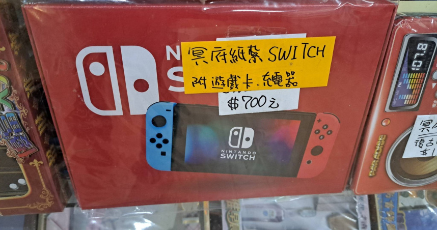清明節即將到來，網友發現現在還有紙紮版的Switch。（圖／路上觀察學院臉書）