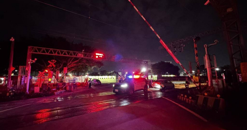 桃園市中壢區中鑄公園旁平交道，27日晚間7時許，1輛自小客車不明原因駛入鐵道內，後竟拋錨在鐵道上，造成台鐵嚴重誤點約1小時。（圖／翻攝照片）