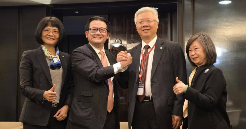 台新金控總經理林維俊（右二）、新光金控總經理陳恩光（左二）。（圖／中國時報黃琮淵攝）