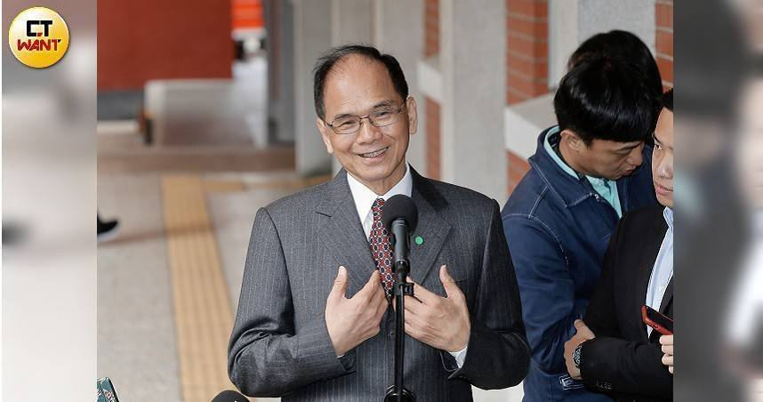 台北地檢署偵辦游錫堃前助理涉收受陸資洩漏立法院機密資料，已諭令20萬元交保並實施電子監控。（圖／黃耀徵攝）