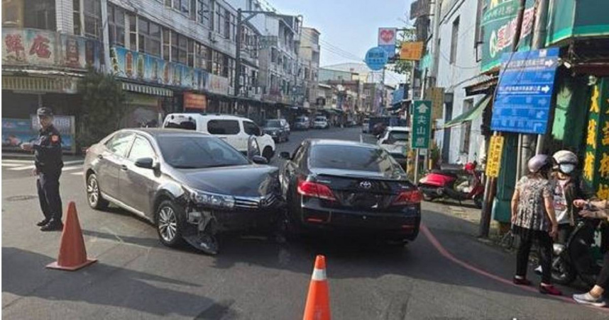 高雄交叉路口發生事故，轉彎車疑未禮讓直行車惹禍，造成雙方車頭及車身凹陷爛毀。（圖／翻攝畫面）