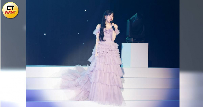 Tiffany穿著淡紫色禮服夢幻登場，帶來少女時代歌曲〈Light up The Sky〉。（圖／林士傑攝）