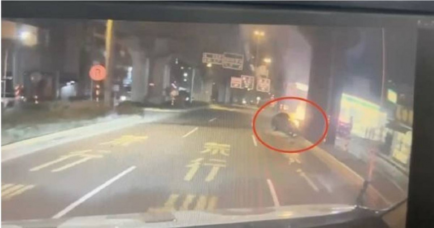 酒駕男凌晨街頭狂飆失控撞分隔島。（圖／翻攝畫面）